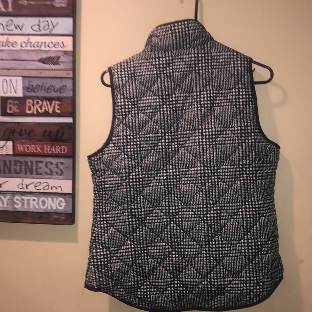 Cambridge Dry Goods Houndstooth puffer zip up vest - Picture 11 of 12